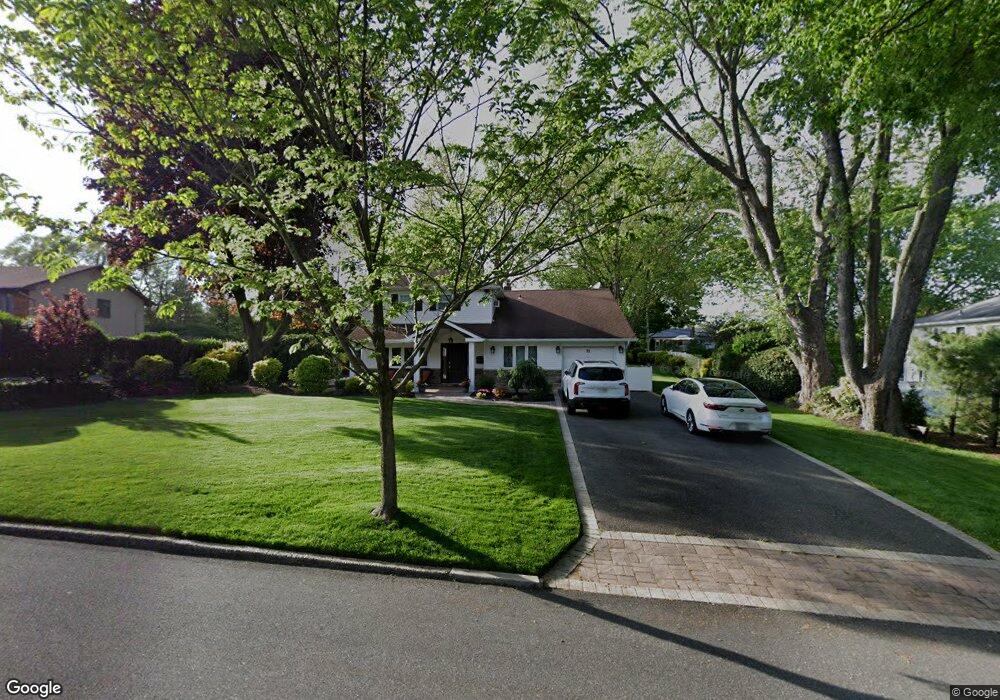 32 Marshmellow Dr, ComMacK, NY 11725 - photo 1