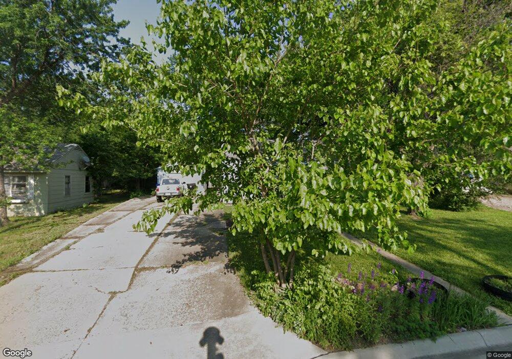 1221 SE Pinecrest Dr, Topeka, KS 66605 - photo 1