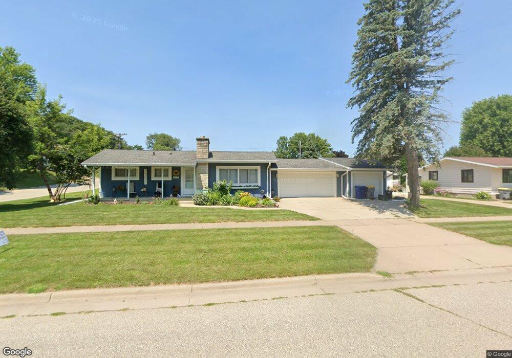 610 S 3rd St, La Crescent, MN 55947 - photo 1