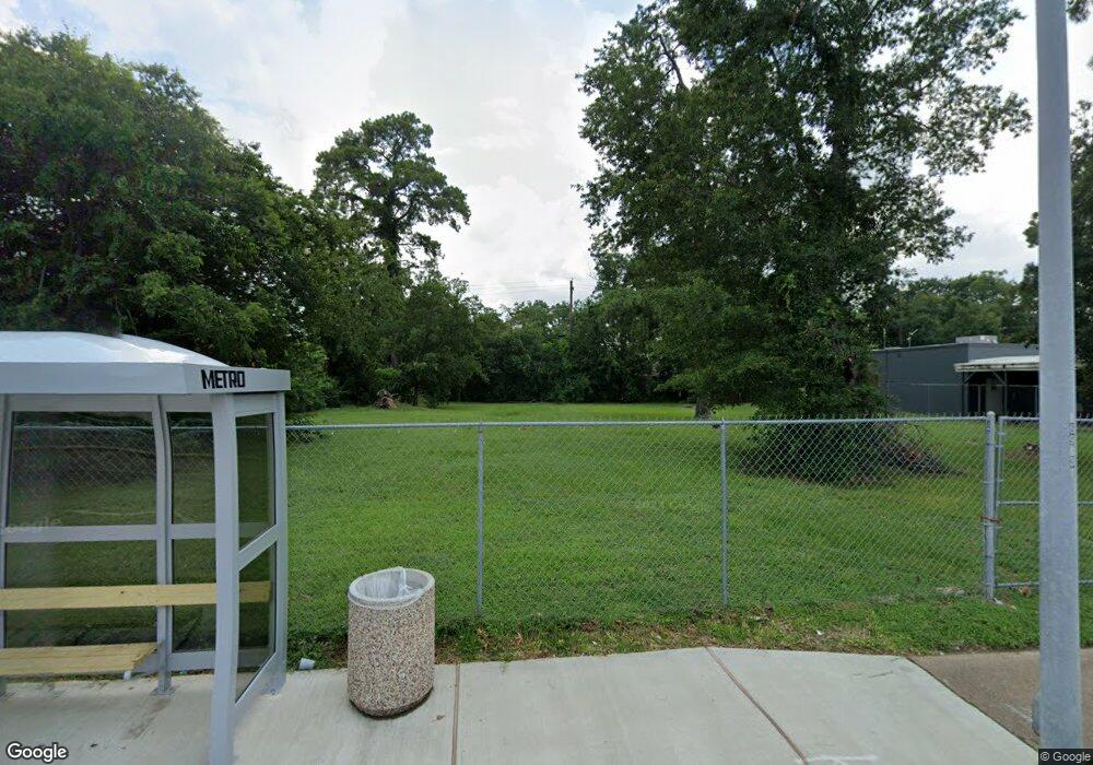 1813 W 43rd St, Houston, TX 77018 - photo 1