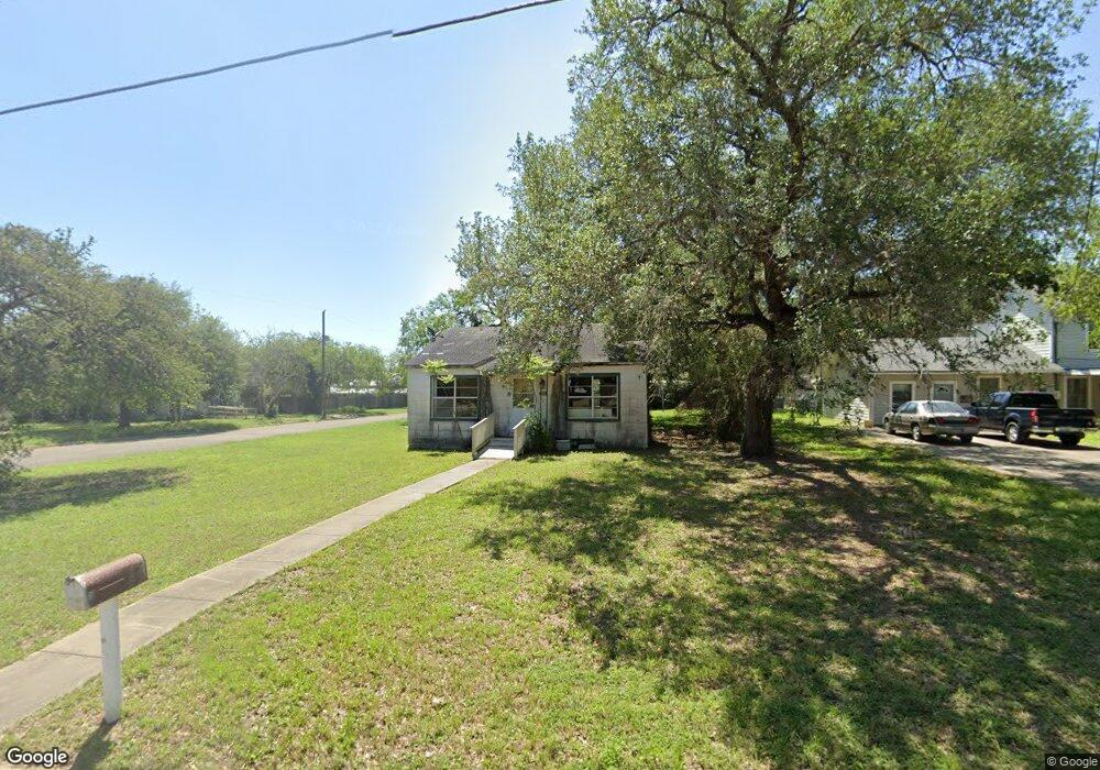 810 E Gramman St, Beeville, TX 78102 - photo 1
