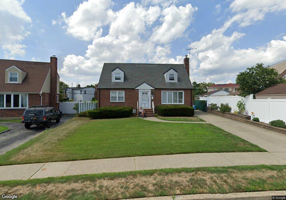 724 Bayberry Rd, Franklin Square, NY 11010 - photo 1