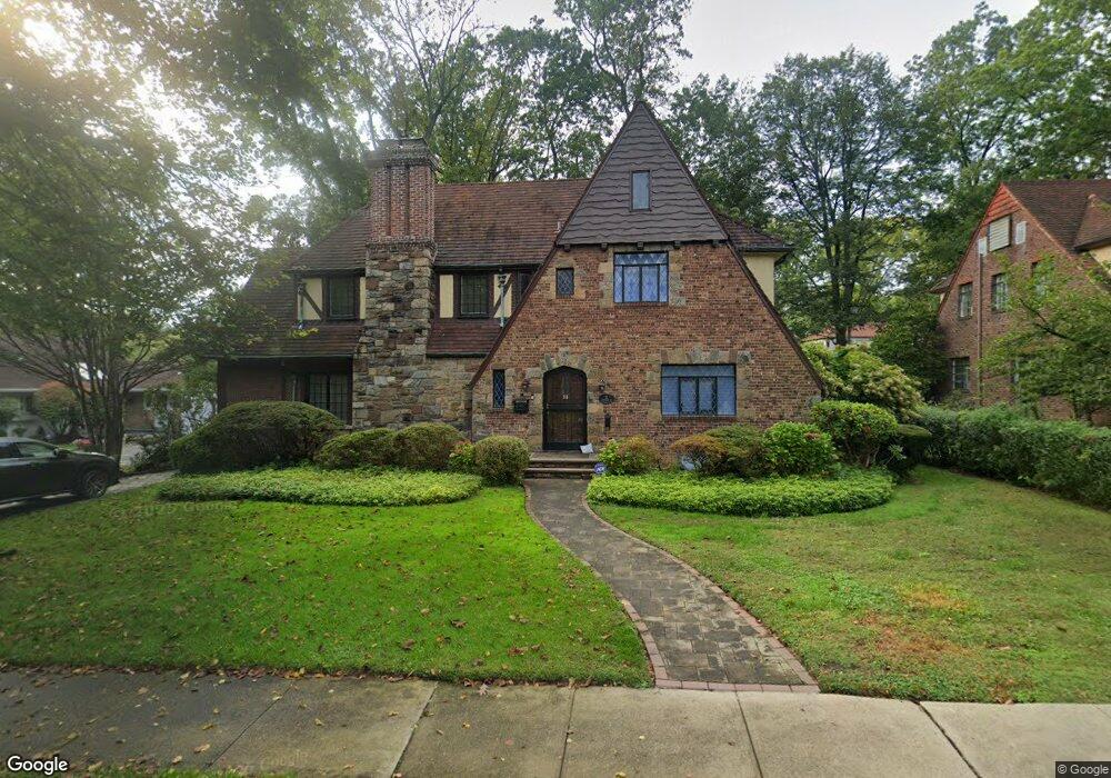 21 Melbourne Rd, Great Neck, NY 11021 - photo 1