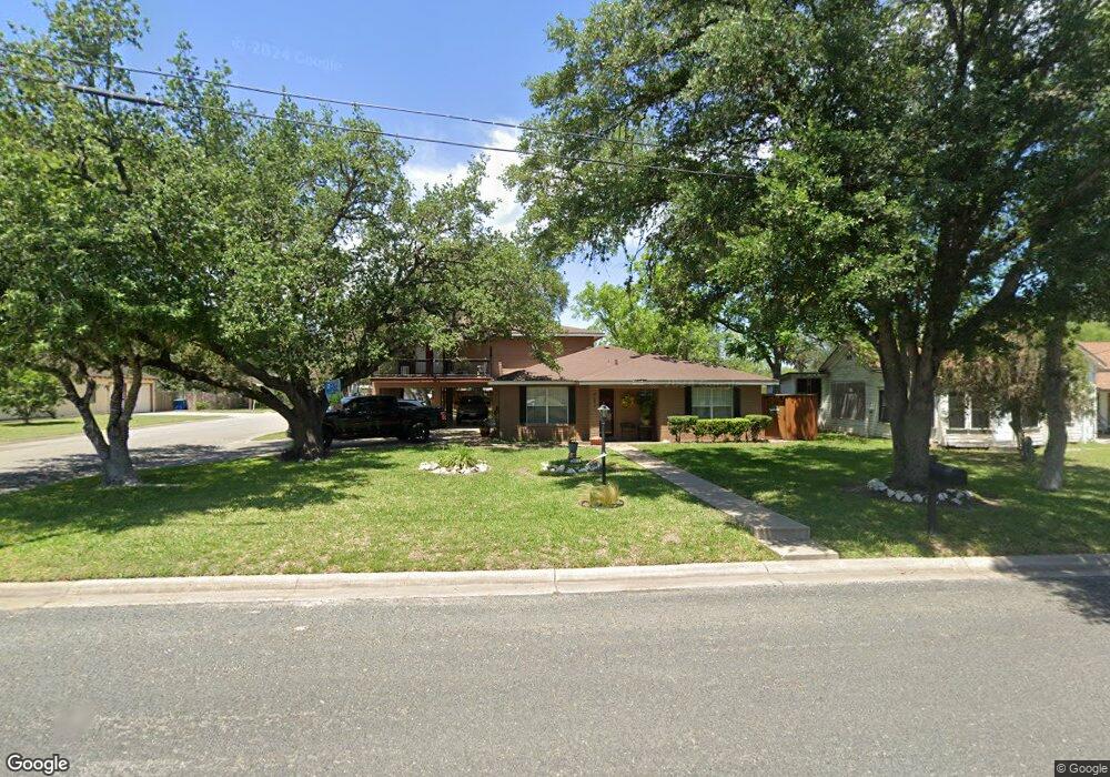 701 E Clare St, Beeville, TX 78102 - photo 1