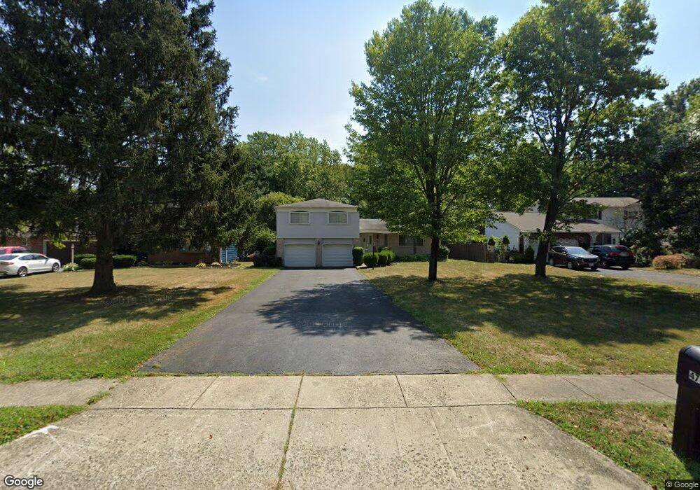 470 Heatherhill Rd, Columbus, OH 43213 - photo 1