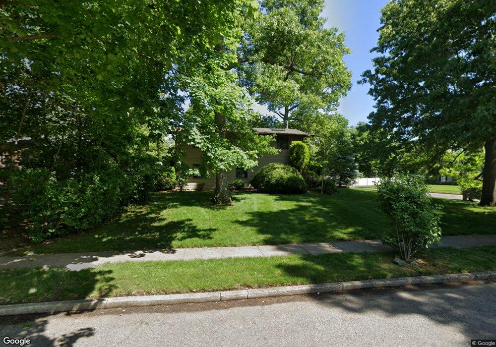 33 Redleaf Ln, ComMacK, NY 11725 - photo 1