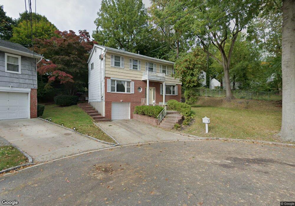 8 Pickwood Ln, Great Neck, NY 11024 - photo 1