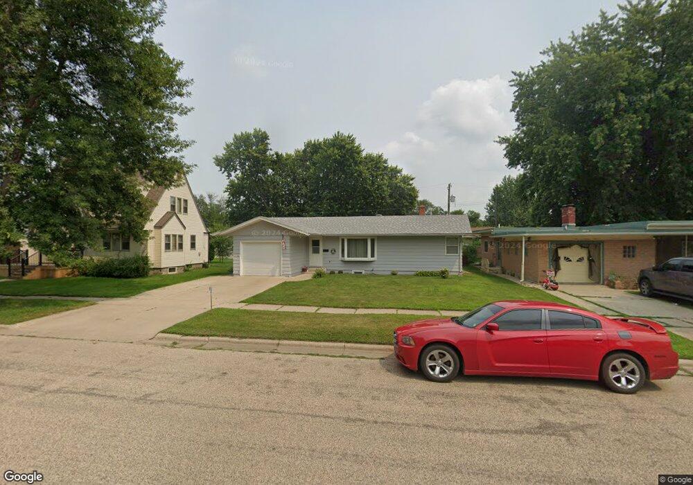 914 3rd Ave NW, Jamestown, ND 58401 - photo 1