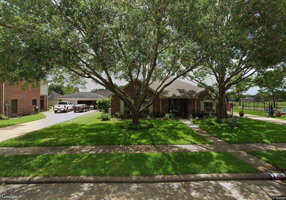 2011 Plantation Dr, Friendswood, TX 77546 - photo 1