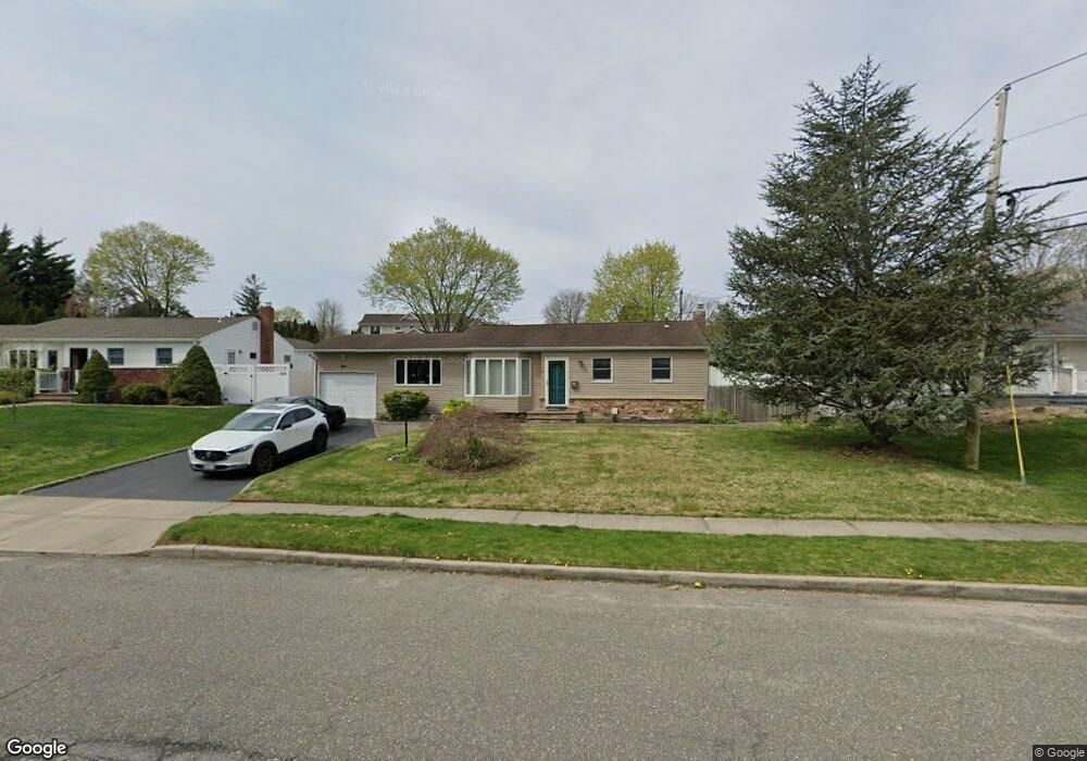 8 Byron Rd, ComMacK, NY 11725 - photo 1