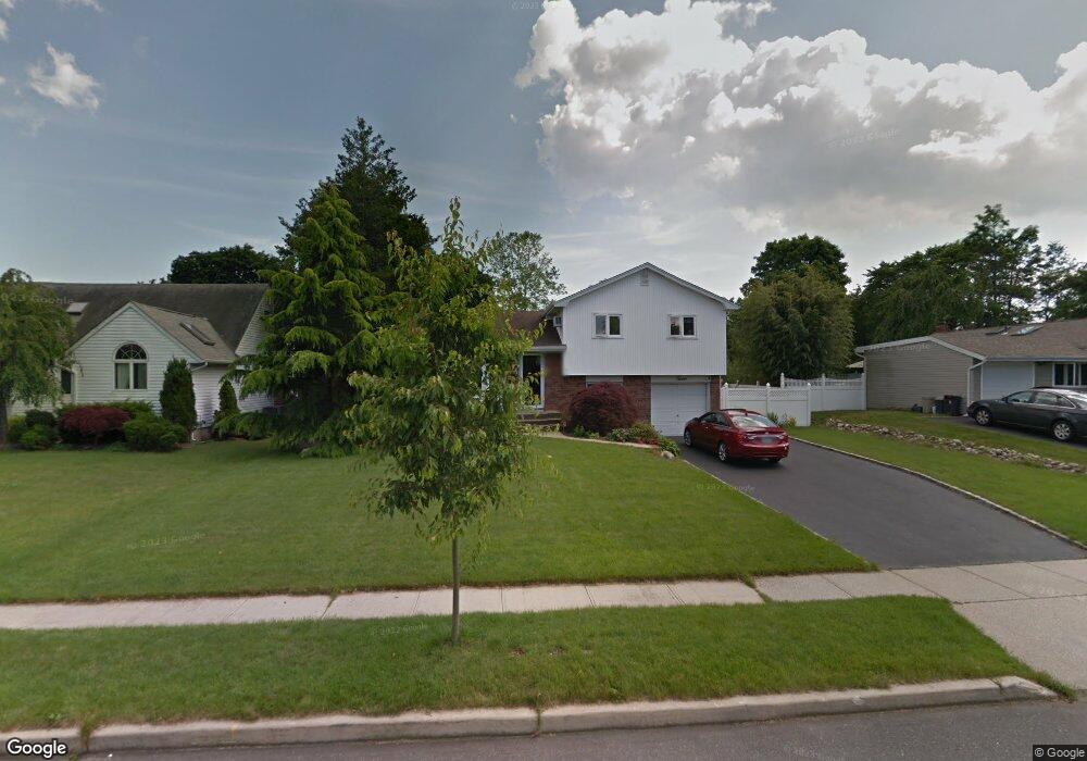 12 Pickwick Dr, ComMacK, NY 11725 - photo 1