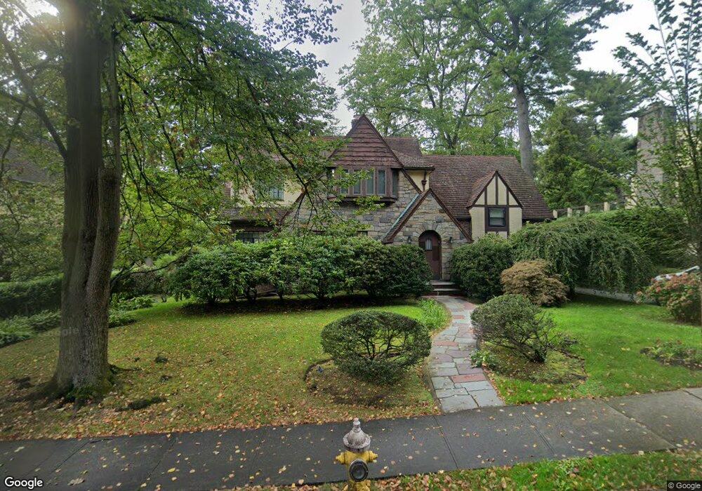 19 Melbourne Rd, Great Neck, NY 11021 - photo 1