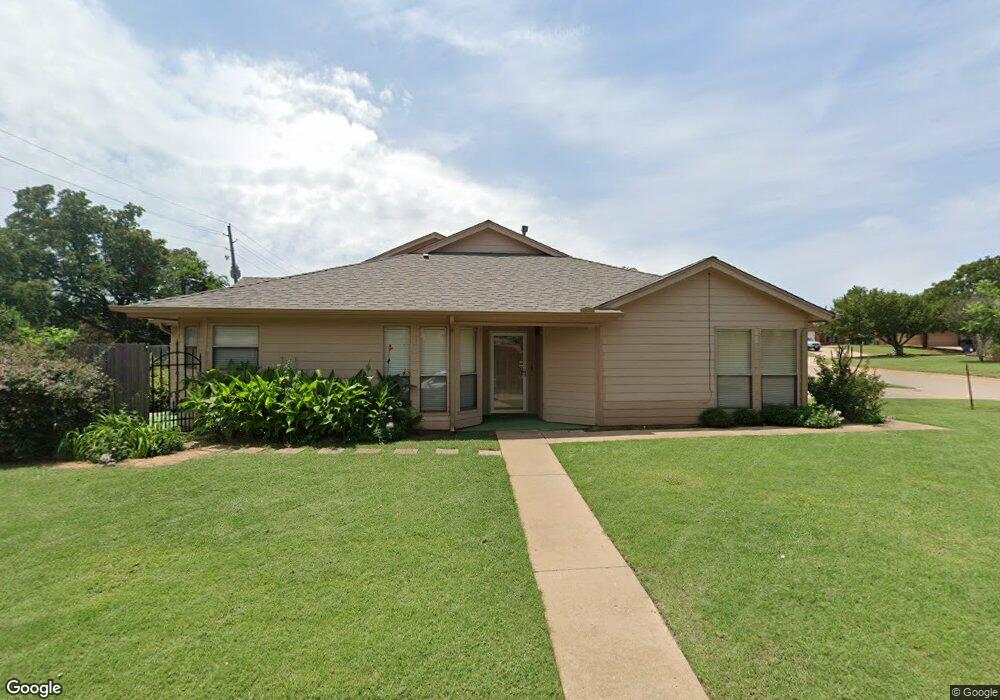 1402 Twisted Oaks Dr, Duncan, OK 73533 - photo 1