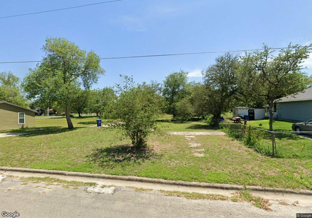 806 E Lott St, Beeville, TX 78102 - photo 1