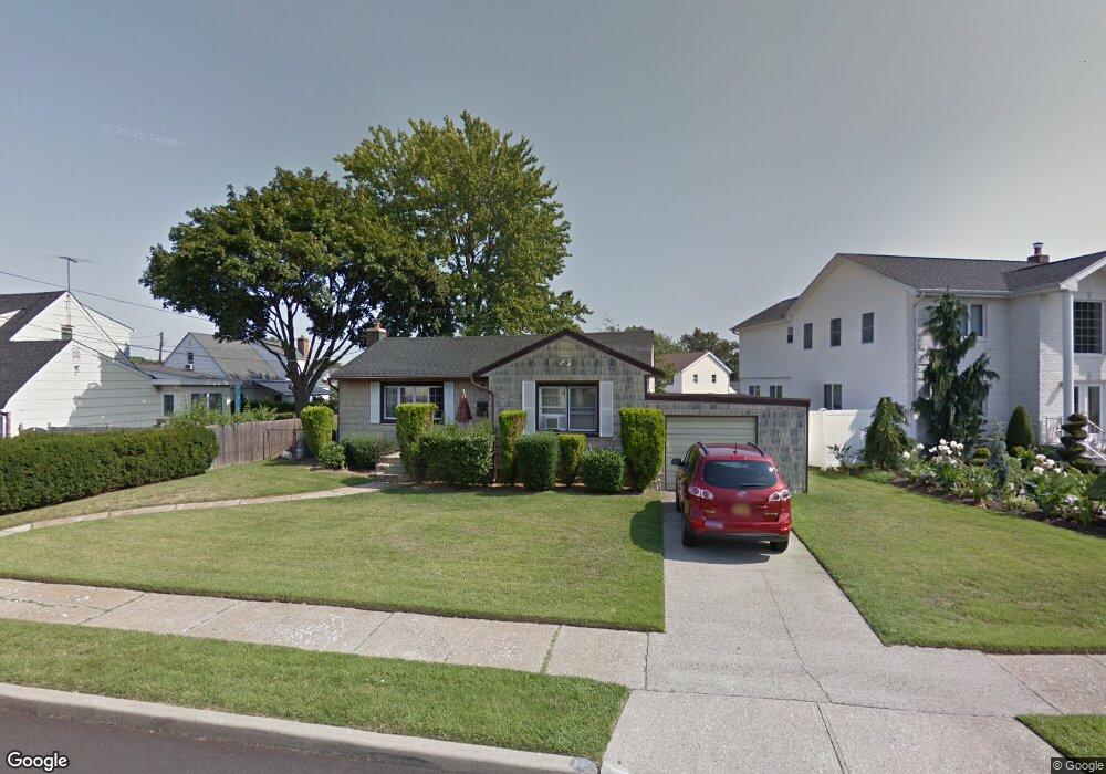 211 Guildford Ct, West Hempstead, NY 11552 - photo 1