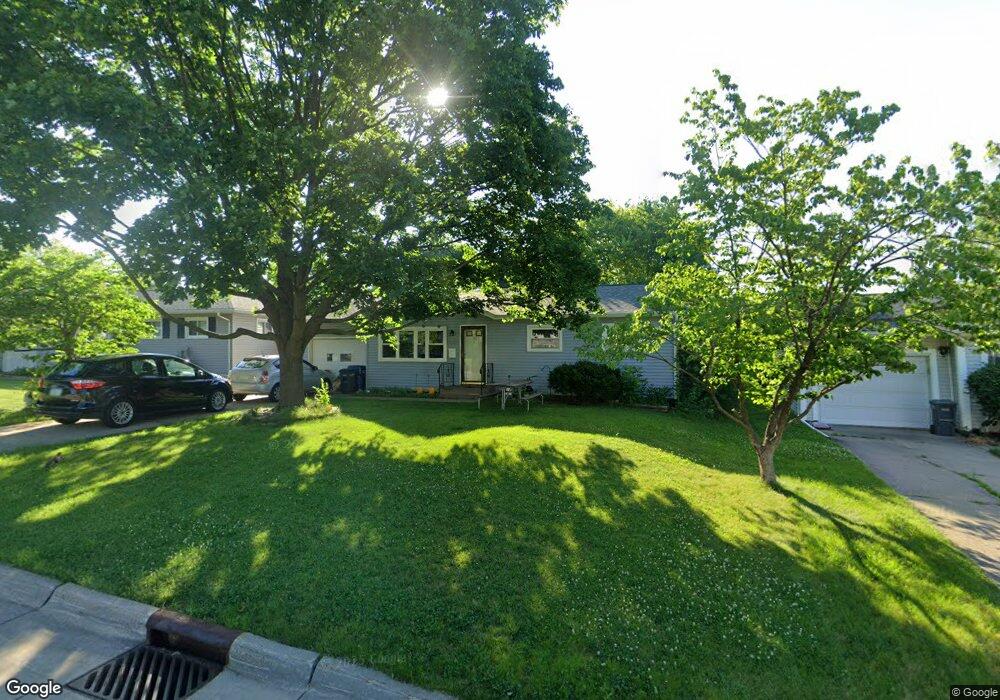 2827 Cypress Dr, Bettendorf, IA 52722 - photo 1