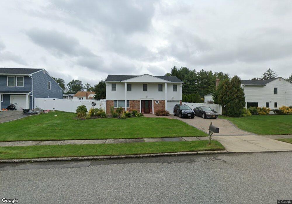 9 Suttonwood Dr, ComMacK, NY 11725 - photo 1