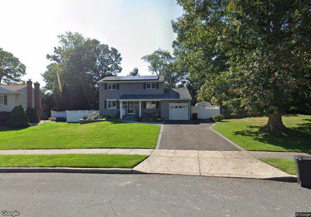 32 Wenmore Rd, ComMacK, NY 11725 - photo 1