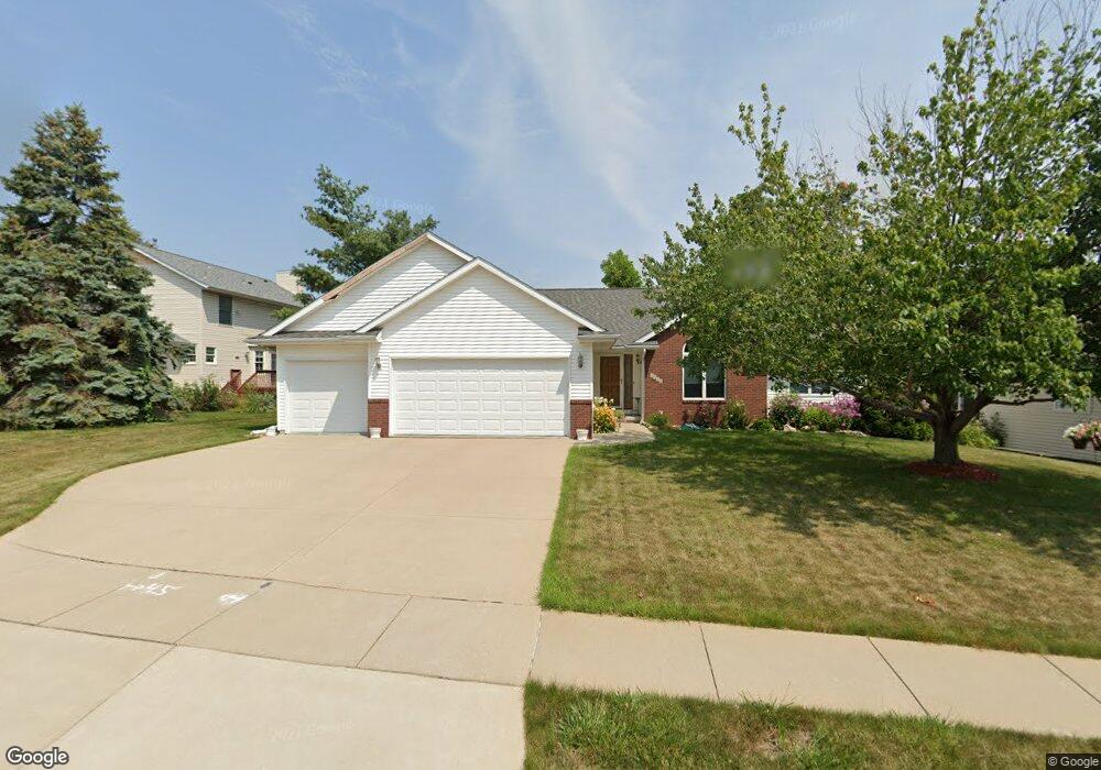 2822 Oak Crest Ct NW, Cedar Rapids, IA 52405 - photo 1