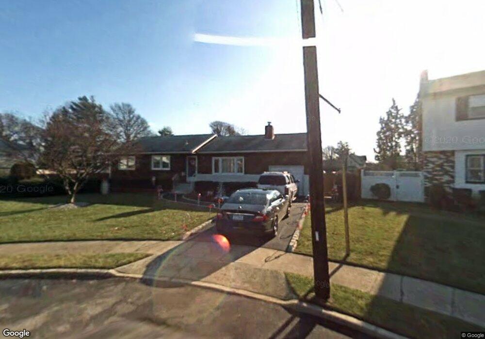 17 Lincoln Ct, Copiague, NY 11726 - photo 1