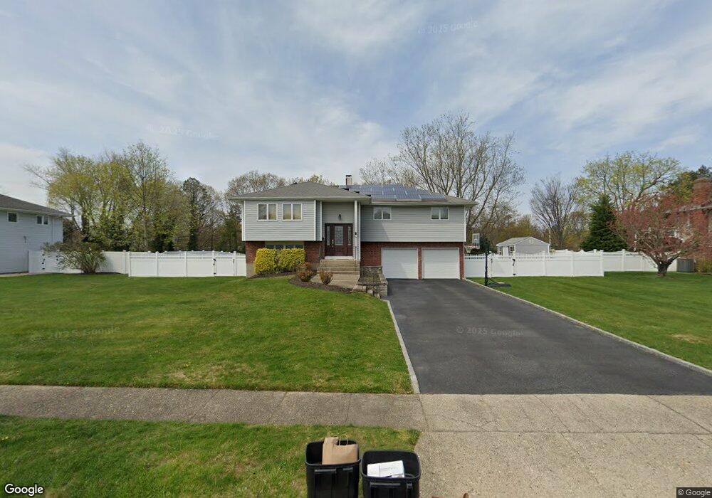 128 Hayrick Ln, ComMacK, NY 11725 - photo 1