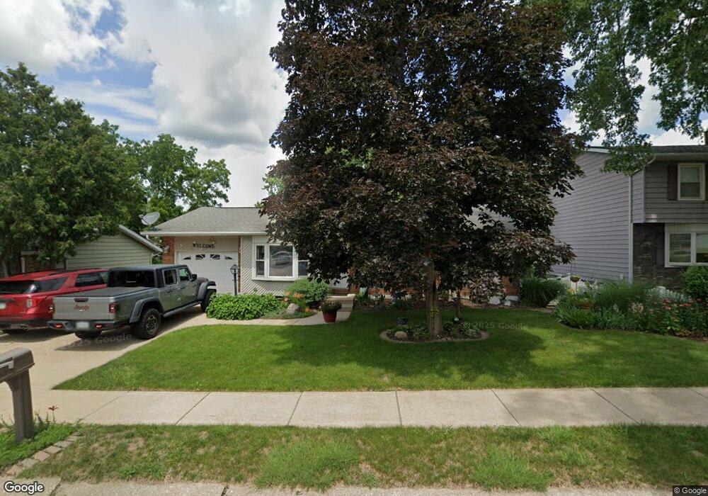 4028 Greenway Dr, Davenport, IA 52804 - photo 1