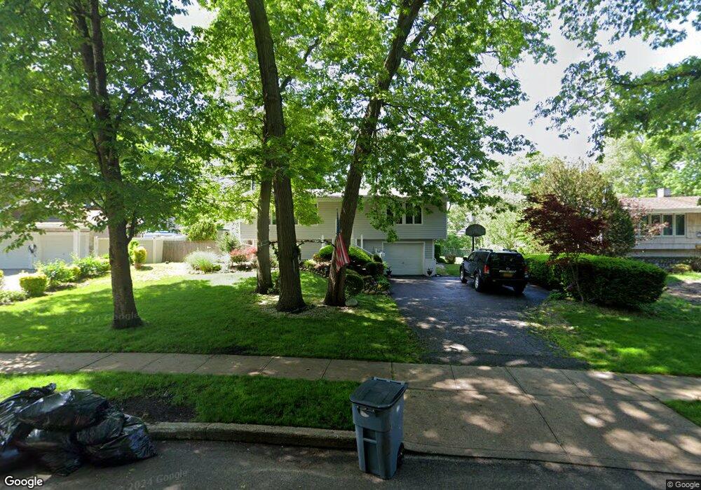 32 Redleaf Ln, ComMacK, NY 11725 - photo 1