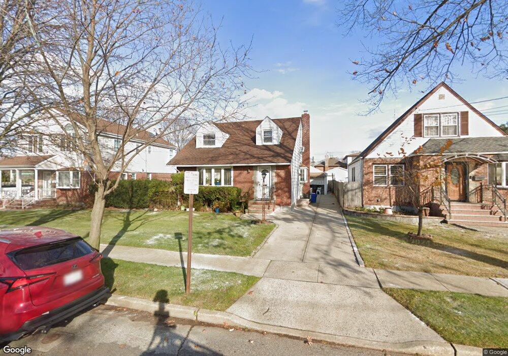 1040 Cherry Ln, Floral Park, NY 11001 - photo 1