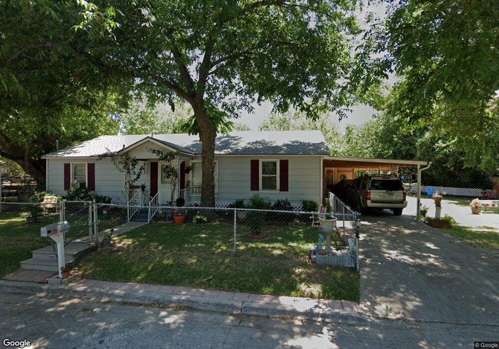 1012 Myrtle St, Gainesville, TX 76240 - photo 1