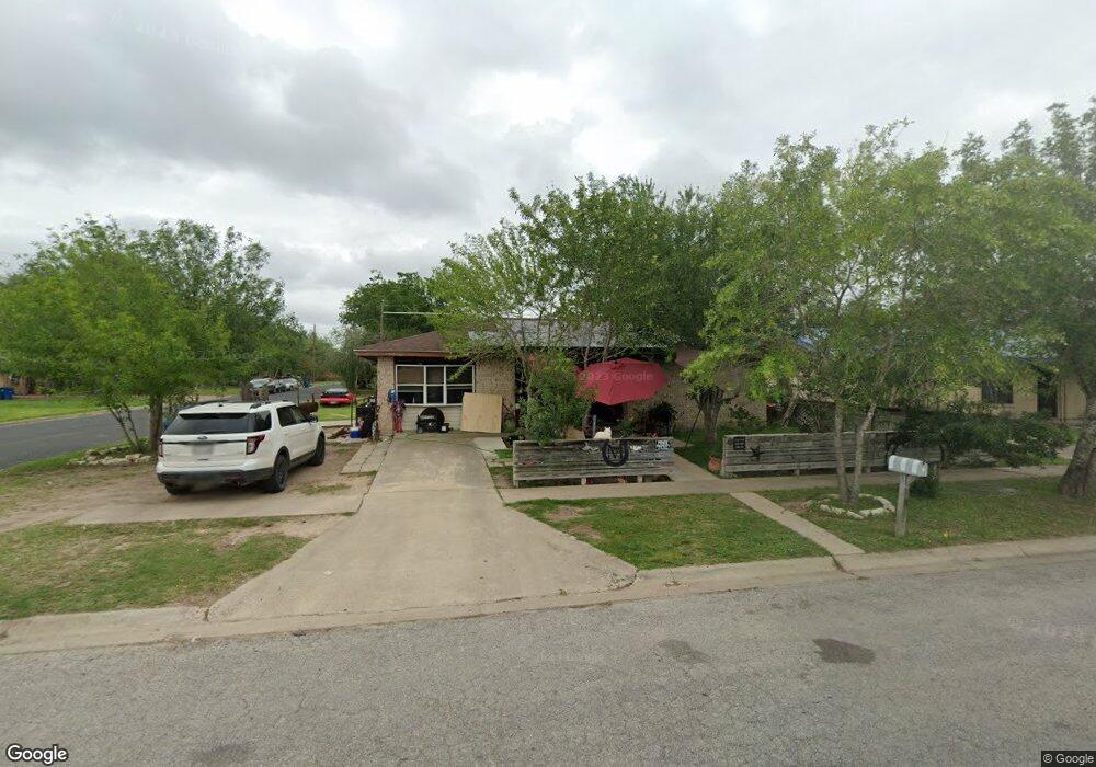1308 N Live Oak St, Beeville, TX 78102 - photo 1