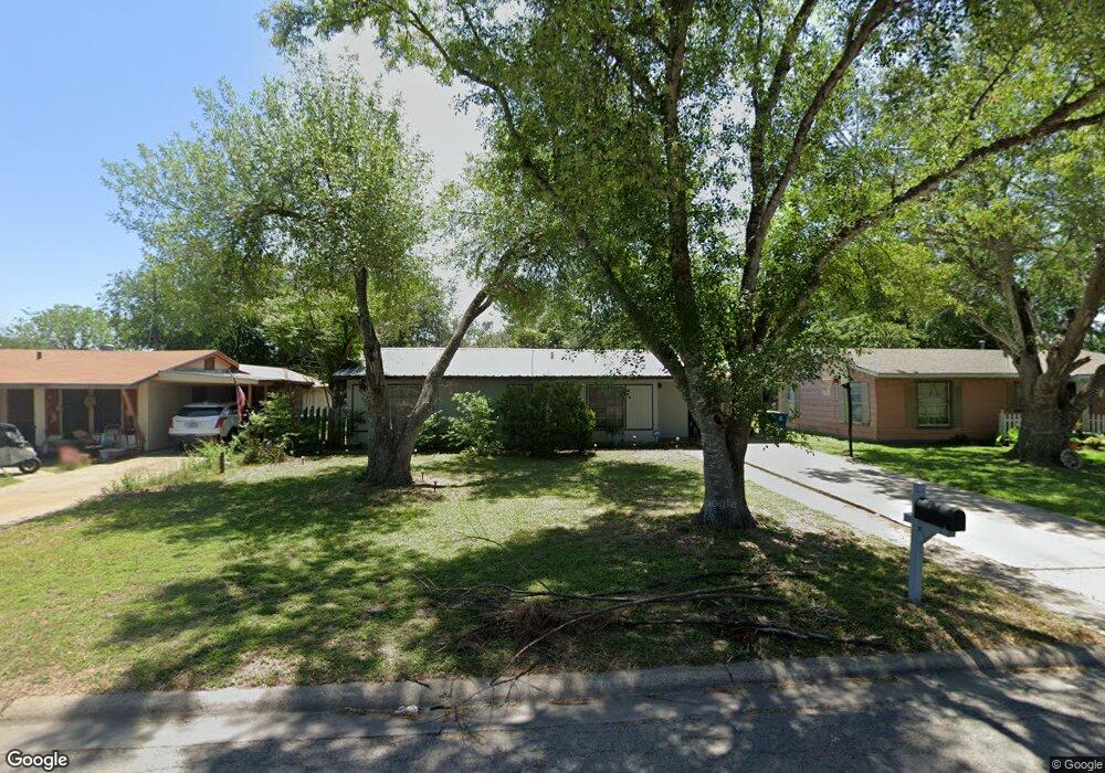 1004 E Hutchinson St, Beeville, TX 78102 - photo 1