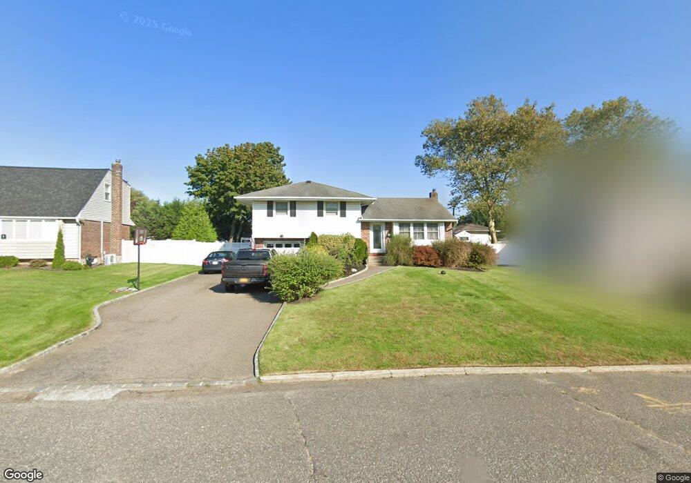 9 Plum Tree Ln, ComMacK, NY 11725 - photo 1