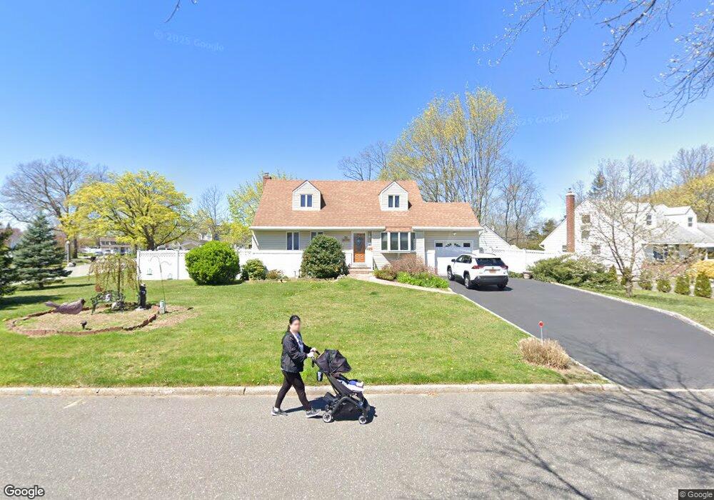 6 Crocus Ln, ComMacK, NY 11725 - photo 1