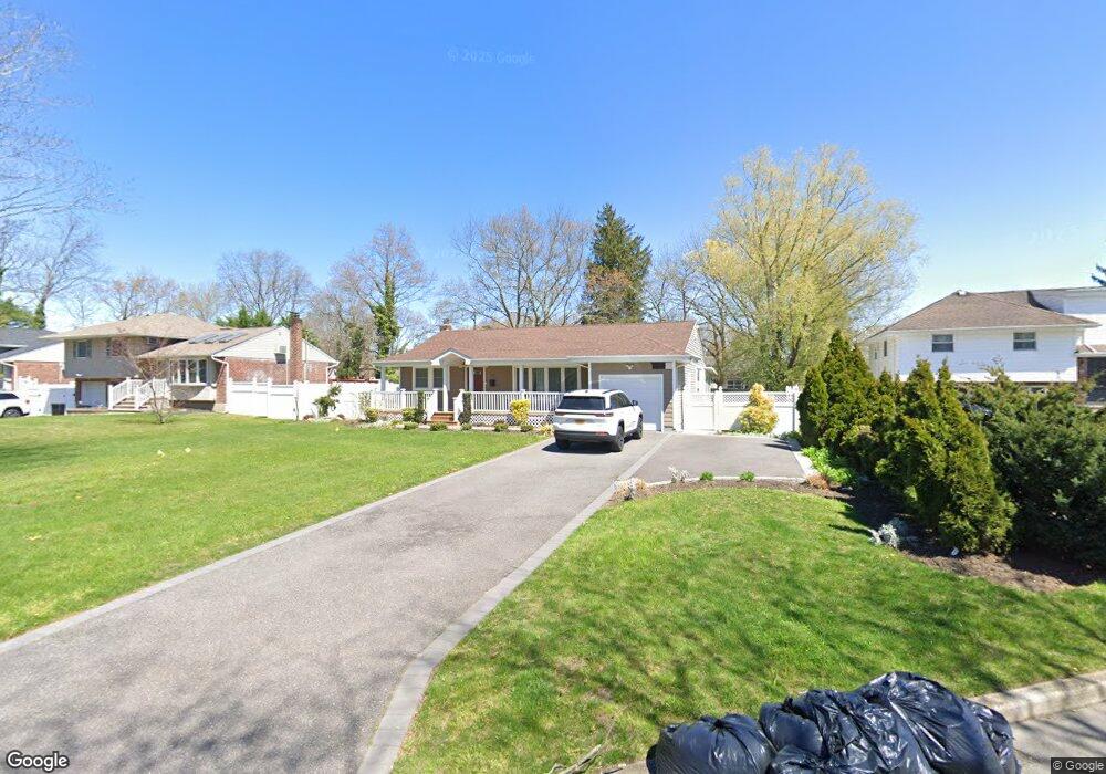 19 Crabapple Ln, ComMacK, NY 11725 - photo 1