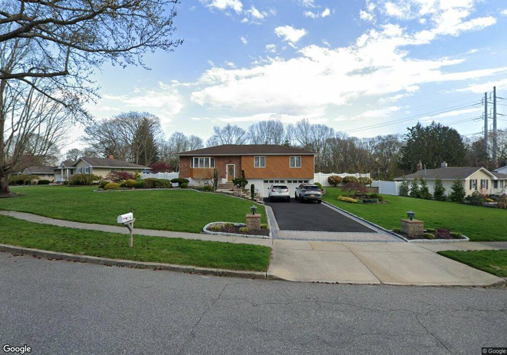 16 Gannet Dr, ComMacK, NY 11725 - photo 1