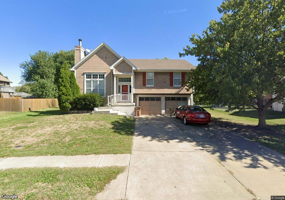 715 Meadow Ln, Raymore, MO 64083 - photo 1