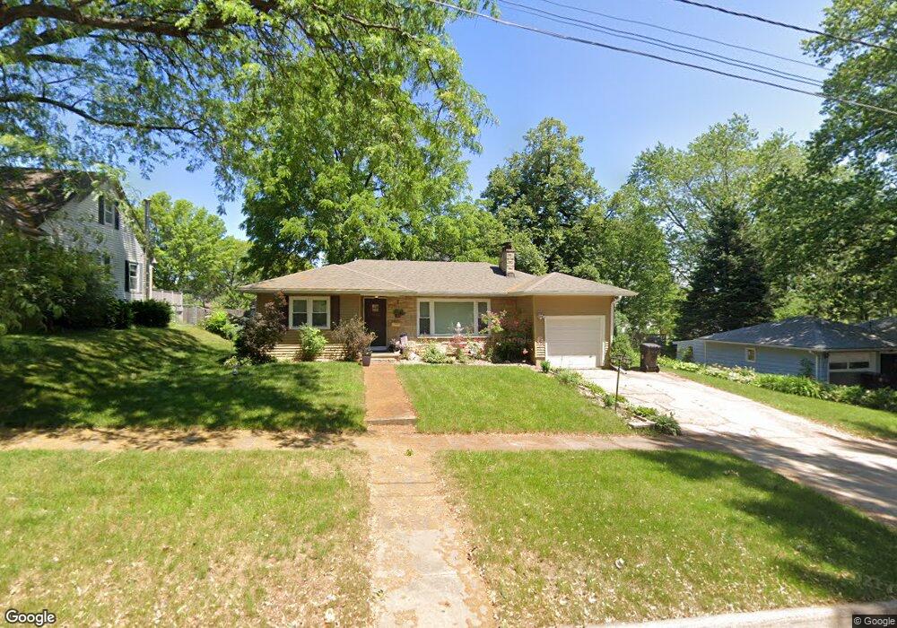 915 W 10th St, Cedar Falls, IA 50613 - photo 1