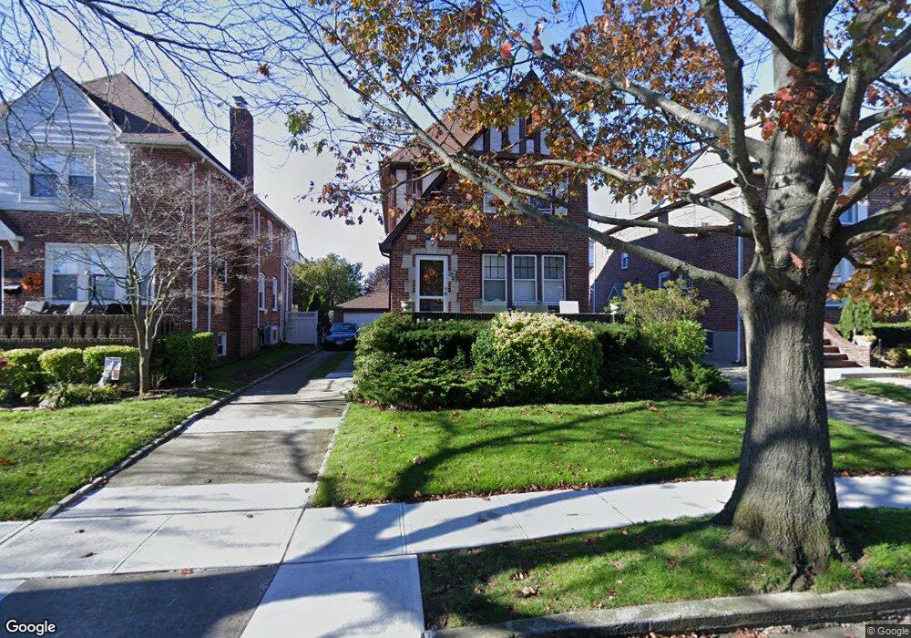 224 Bixley Heath, Lynbrook, NY 11563 - photo 1