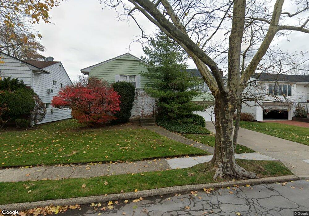 890 Hewlett Dr, Valley Stream, NY 11581 - photo 1