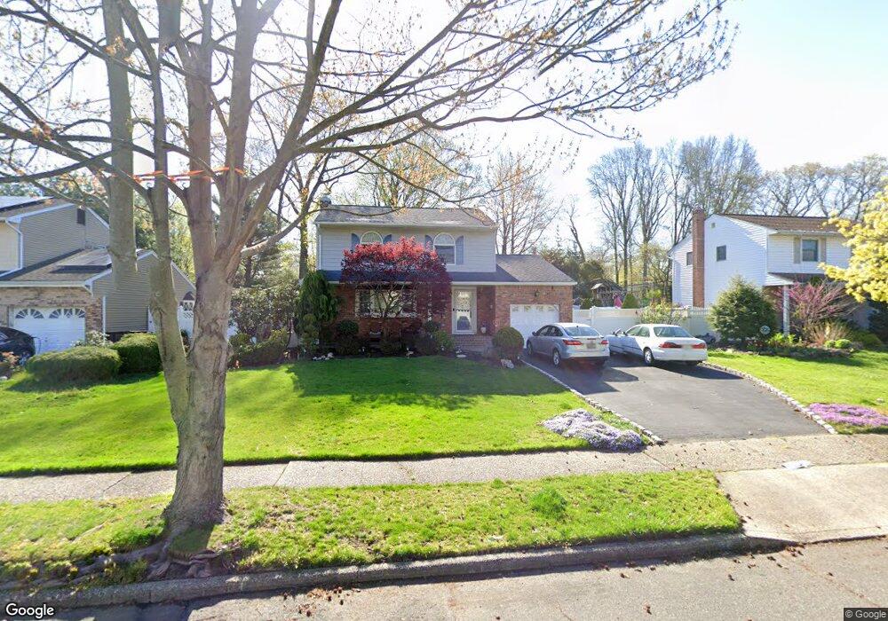 7 Greene Dr, ComMacK, NY 11725 - photo 1