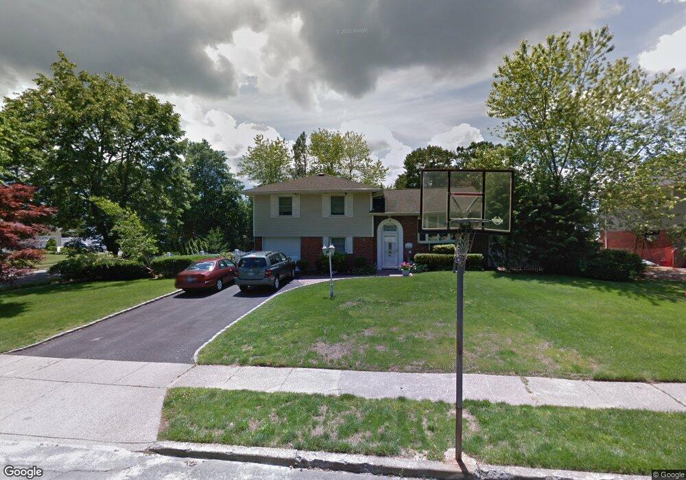 2 Floyd Ln, ComMacK, NY 11725 - photo 1