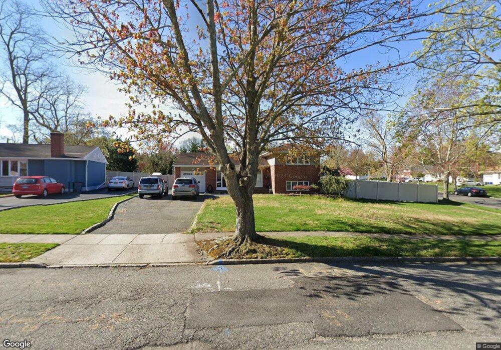 2 Cayuga Place, ComMacK, NY 11725 - photo 1