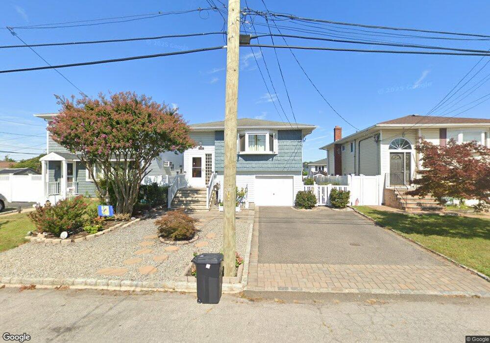 206 Riviera Pkwy, Lindenhurst, NY 11757 - photo 1