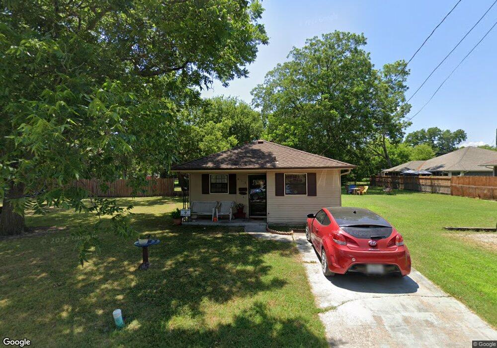 613 Pine St, Bonham, TX 75418 - photo 1