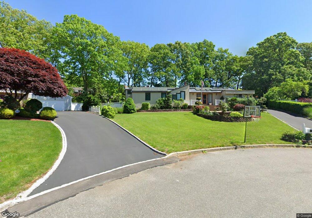 8 Gannet Ct, ComMacK, NY 11725 - photo 1