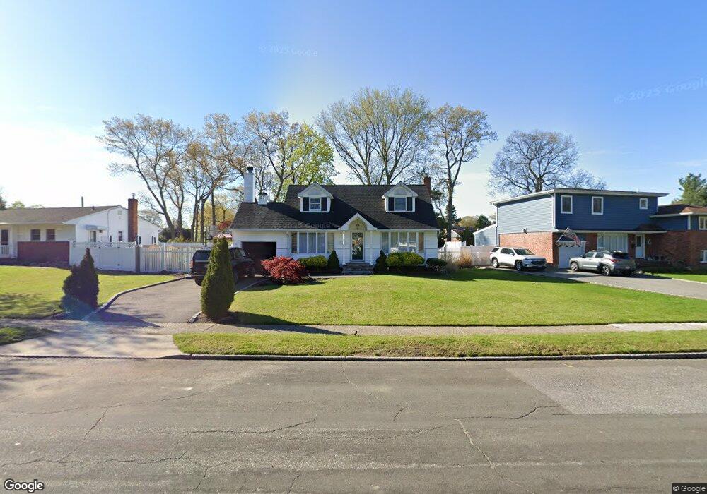 34 Genesee Dr, ComMacK, NY 11725 - photo 1