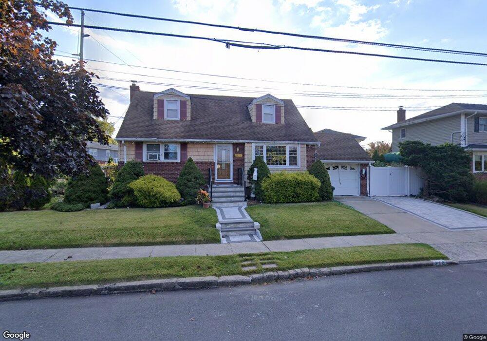 218 Farnum Blvd, Franklin Square, NY 11010 - photo 1