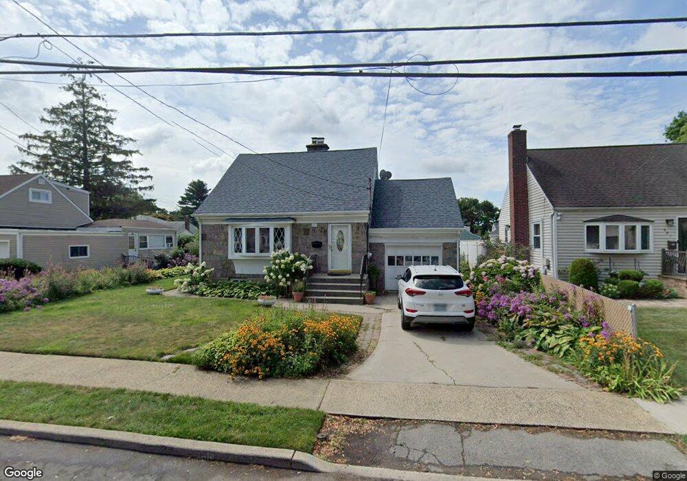 425 Clinton Ave, Rockville Centre, NY 11570 - photo 1