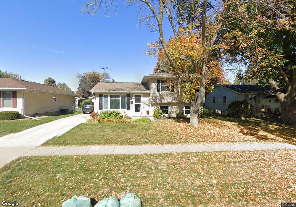 2208 N 4th Ave E, Newton, IA 50208 - photo 1