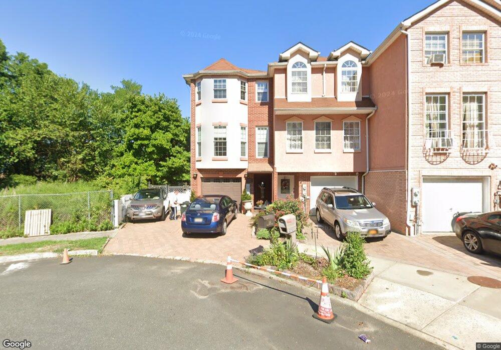 212 Wellington Ct, Staten Island, NY 10314 - photo 1